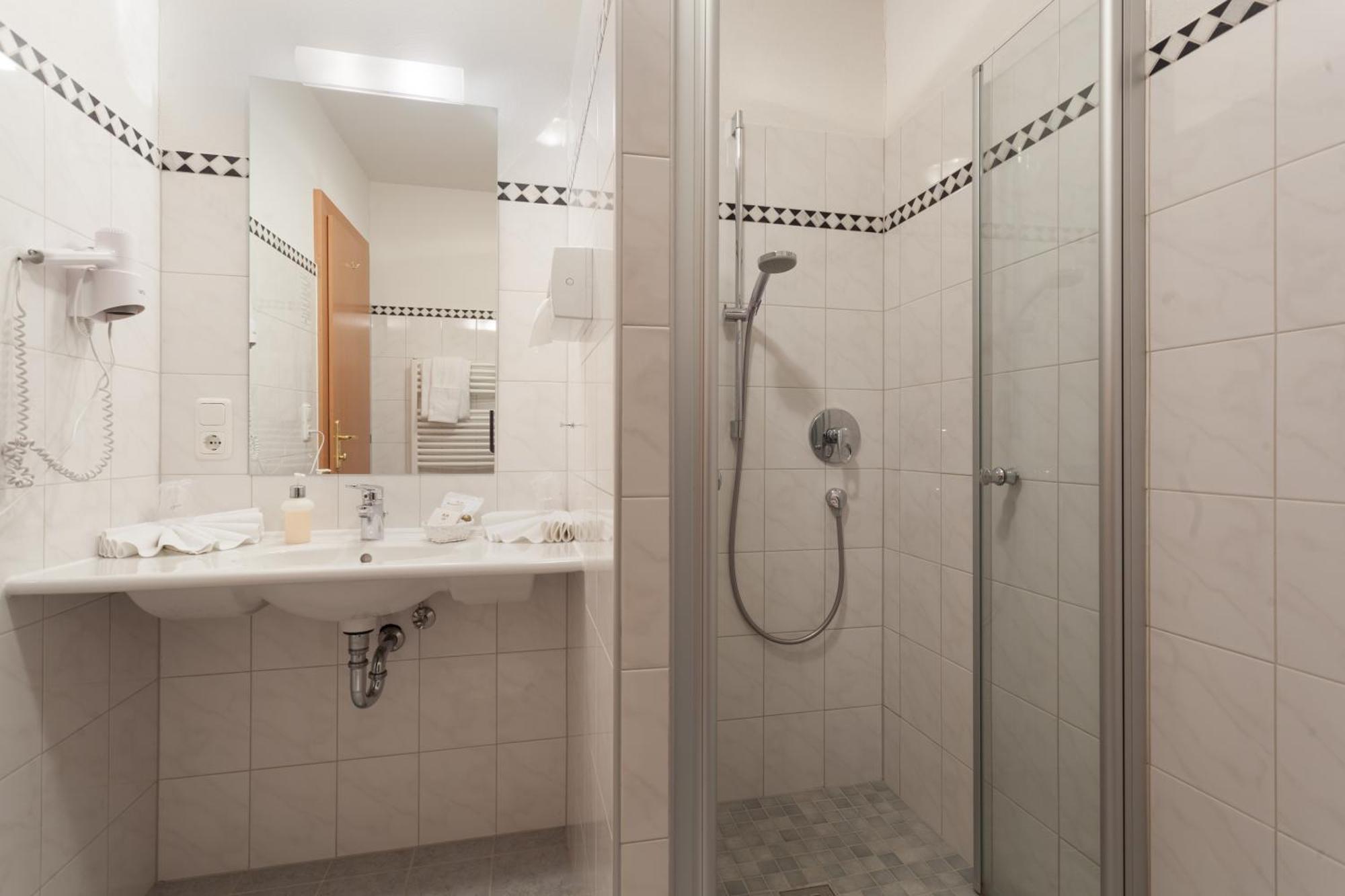 רויטה Hotel Goldene Rose מראה חיצוני תמונה